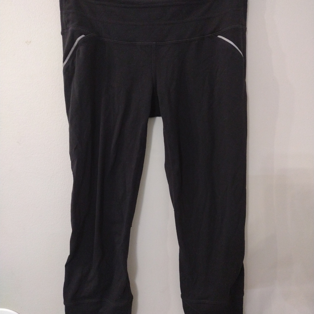ATHLETA BLK Black Crop Legging Capri Women’s Size S.    (J4)